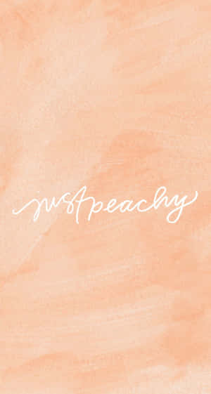 蜜桃水彩背景，配上白色草書文字「just peachy」。 — 桃子美學 壁紙