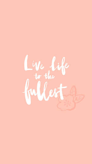 蜜桃色背景上帶有花卉設計的勵志名言 live life to the fullest — 紅色美學 iPhone 壁紙