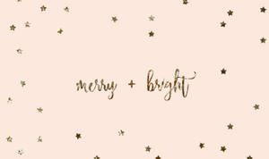 蜜桃色背景上，金色星星環繞著金色字體的 merry bright 文字。