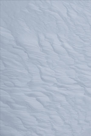 紋理雪堆特寫，帶有柔和的山脊和山谷。 — 白雪公主 壁紙