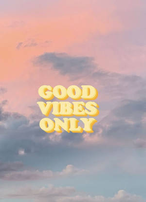 「good vibes only」文字漂浮在帶有柔和雲朵的粉彩天空中。 — 天空 壁紙