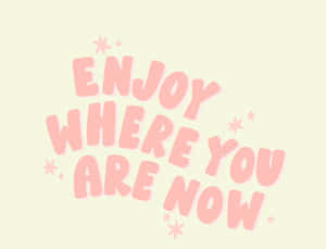 奶油色背景上帶有星星點綴的粉紅色勵志短語 enjoy where you are now — 快樂 壁紙