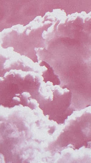 粉紅色的雲朵在寧靜的天空中漂浮，質感柔軟。 — 雲朵 GIF 壁紙