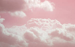 粉紅天空上飄著柔軟的白雲 — 粉紅色美學桌面 壁紙