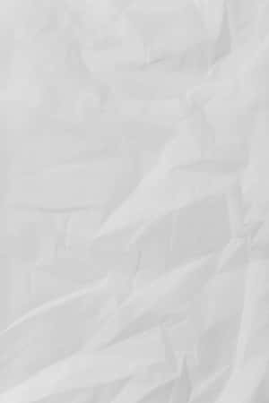 白色皺紙紋理的特寫，帶有柔和陰影和摺痕。 — Huawei MatePad 壁紙