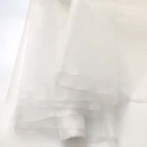 白色薄紗布料，帶有柔和褶皺和柔軟質感。 — 絲綢 壁紙