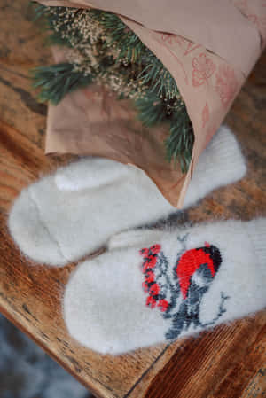 白色羊毛手套，刺繡鳥，松枝，木桌 — 2:3 壁紙