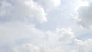柔軟的白雲在淡藍色的天空中飄移 — 美學天空 壁紙