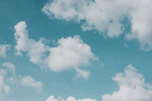 柔軟的白雲漂浮在清澈的藍天上 — 藍色美學電腦 壁紙