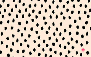 帶有黑色筆觸點和粉紅色黑桃的米色壁紙。 — Kate spade 壁紙