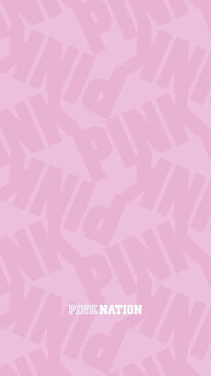 粉紅色背景，帶有重複文字圖案和「PINK NATION」標誌。 — 粉紅色 壁紙