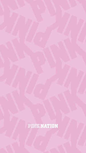 粉紅色背景，帶有對角線重複的「PINK」文字和「PINK NATION」標誌。 — 粉紅色 壁紙