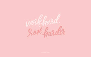 在柔軟的粉紅色背景上，以優雅草書呈現的勵志名言 work hard rosé harder。 — 粉彩色粉紅 壁紙