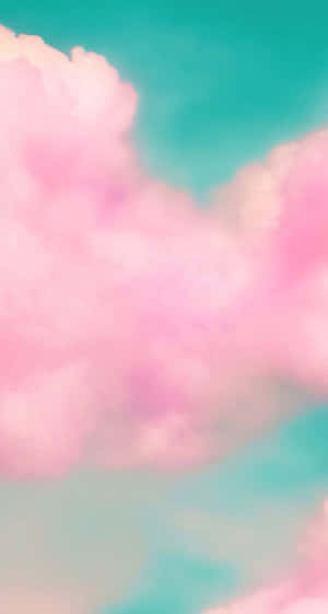 粉彩粉紅雲朵在藍綠色天空中飄浮，帶有柔和夢幻的光線。 — 可愛 壁紙