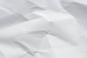 皺摺白色紙張，帶有柔和陰影和輕柔摺痕。 — Old Paper 壁紙