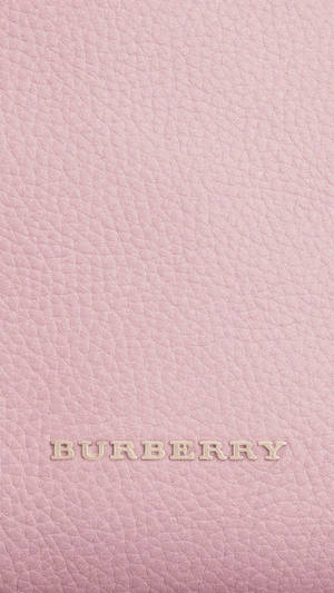 粉紅色皮革上壓印金色的 Burberry 標誌。 — 粉嫩粉彩美學 壁紙