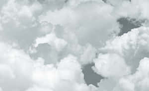 蓬鬆的白雲在柔和的灰色天空中飄浮 — 美學雲朵 壁紙