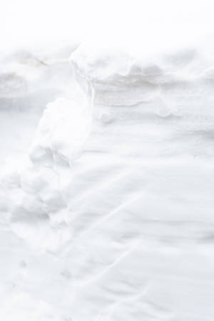 柔軟白色雪的近距離特寫，帶有溫和的脊線和微妙的灰色色調。 — 白色美學動圖 壁紙