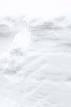 柔軟白色雪花的特寫，帶有柔和質感和微妙的灰色調。 — 白色 iPhone 壁紙