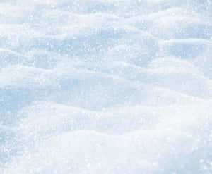 在明亮日光下閃爍著閃亮顆粒的雪堆 — 雪降花戲劇 壁紙