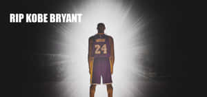 柯比·布萊恩身穿紫色球衣站在聚光燈下，附有 'RIP KOBE BRYANT' 文字。 — 科比· Bryant 壁紙