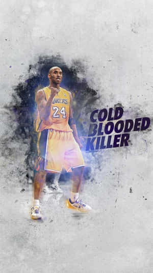 柯比·布萊恩身穿湖人球衣，煙霧背景上寫有 'cold blooded killer' 文字。 — 科比· Bryant 壁紙