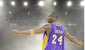 柯比·布萊恩身穿湖人隊球衣在場館燈光下張開雙臂，文字The Legend Continues — 科比· Bryant 壁紙