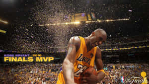 柯比布萊恩在2010年贏得NBA總決賽MVP，周圍紙屑飄落，慶祝勝利。 — 科比· Bryant 壁紙
