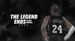 柯比布萊恩身穿黑色球衣，帶有The Legend Ends Black Mamba字樣 — 湖人隊標誌 壁紙
