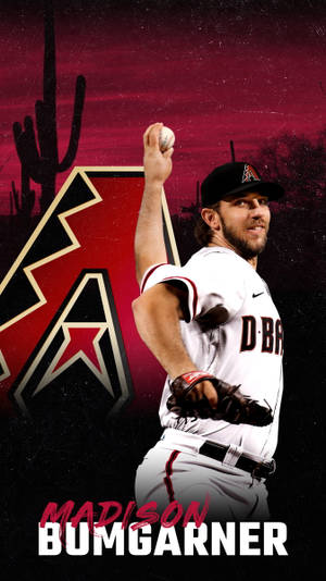棒球投手 Madison Bumgarner 身穿球隊球衣在沙漠背景下行動。 — 高對比 壁紙