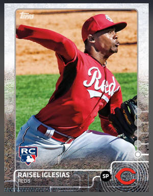 棒球投手 Raisel Iglesias 身穿 Reds 球衣，在陽光明媚的場地上投球。 — 運動 壁紙
