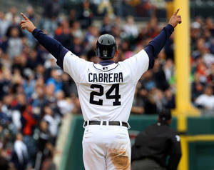 棒球運動員Cabrera 24號在體育場背對鏡頭舉起雙臂慶祝。 — 慶祝 壁紙