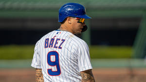 棒球選手 Javier Baez 穿著條紋制服，背號9號，在球場上。 — 哈維爾·巴耶茲 壁紙