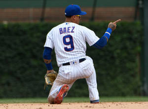 棒球選手 Javier Baez 在晴朗的日子比賽中指向。 — 哈維爾·巴耶茲 壁紙