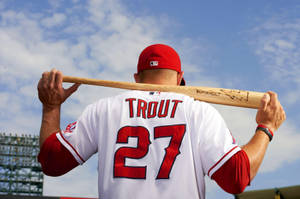 身穿紅白球衣的棒球選手 Mike Trout 在戶外藍天下手持球棒。 — 魚 GIF 壁紙
