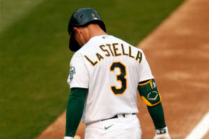 棒球選手La Stella 3號在球場上走開 — 運動 壁紙