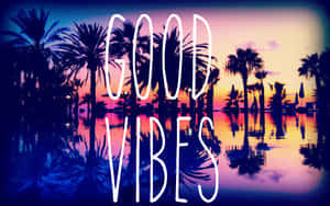 日落時分的棕櫚樹倒映在水中，帶有「GOOD VIBES」文字。 — Off white 標誌 壁紙