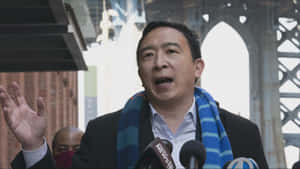 男子在橋下拿著麥克風對記者說話