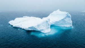 一座巨大的冰山漂浮在寒冷的極地海洋中。 — 海洋 壁紙