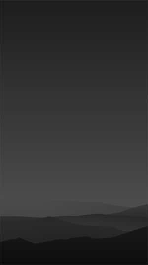 灰階層疊的山巒剪影逐漸融入漸變天空。 — 極簡 iPhone 壁紙