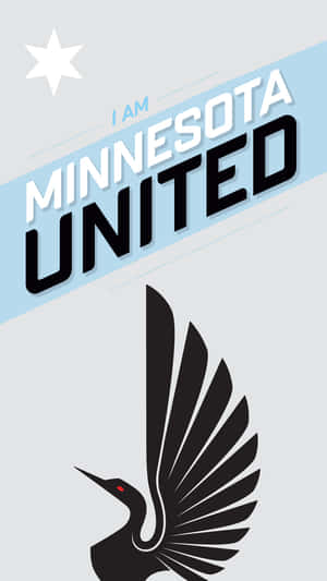 風格化的黑色鳥，紅色眼睛，粗體文字 'I AM MINNESOTA UNITED' 在淺色背景上。 — 運動 壁紙