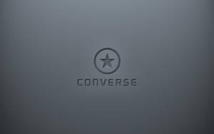 Converse 標誌壓印在深灰色紋理表面上。 — Converse 標誌 壁紙