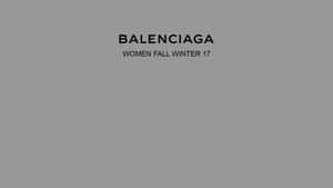 Balenciaga 女裝秋冬17系列公告，以極簡黑色文字顯示在灰色上。 — 巴黎世家 壁紙