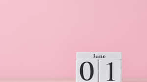 白色木製日曆塊，在粉紅色背景上顯示6月1日。 — 春天花朵 壁紙