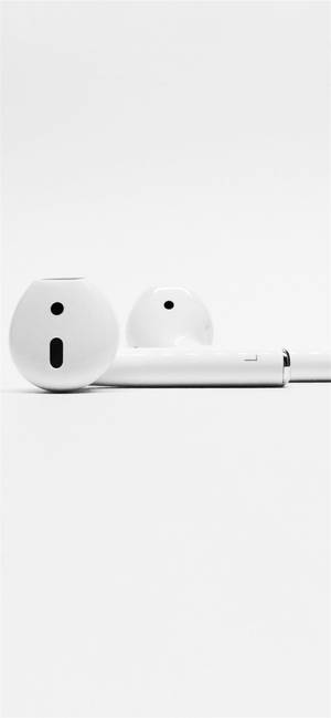 純白背景上帶線的白色耳機 — 白色 iPhone 壁紙