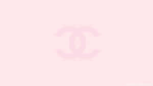 柔和粉紅色背景上的模糊Chanel標誌 — 粉嫩粉彩美學 壁紙