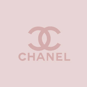 柔和粉紅色的 Chanel 標誌，配以相襯背景。 — 粉嫩粉彩美學 壁紙