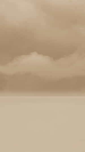 柔軟的 sepia 色雲朵在平坦的地平線之上飄移，營造出極簡的氛圍場景。 — 美學圖案動畫 壁紙