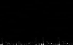 夜晚黑暗城市天際線，窗戶亮著燈光 — 暗黑地牢 壁紙