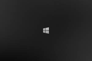 Windows標誌置於深色漸變背景中央 — 簡約暗黑美學 壁紙